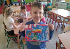 Chłopiec z rysunkiem łódzkiej fabryki